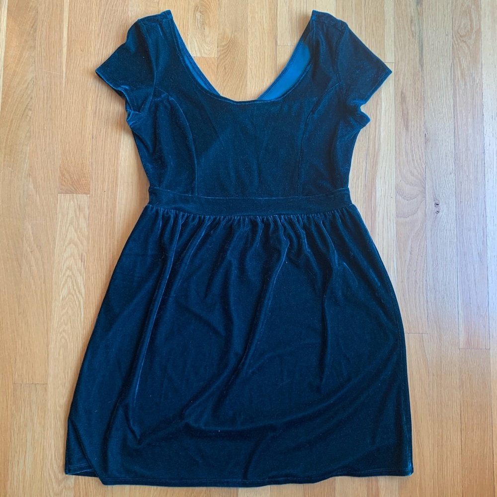 teal, velvet open-back dress ✨